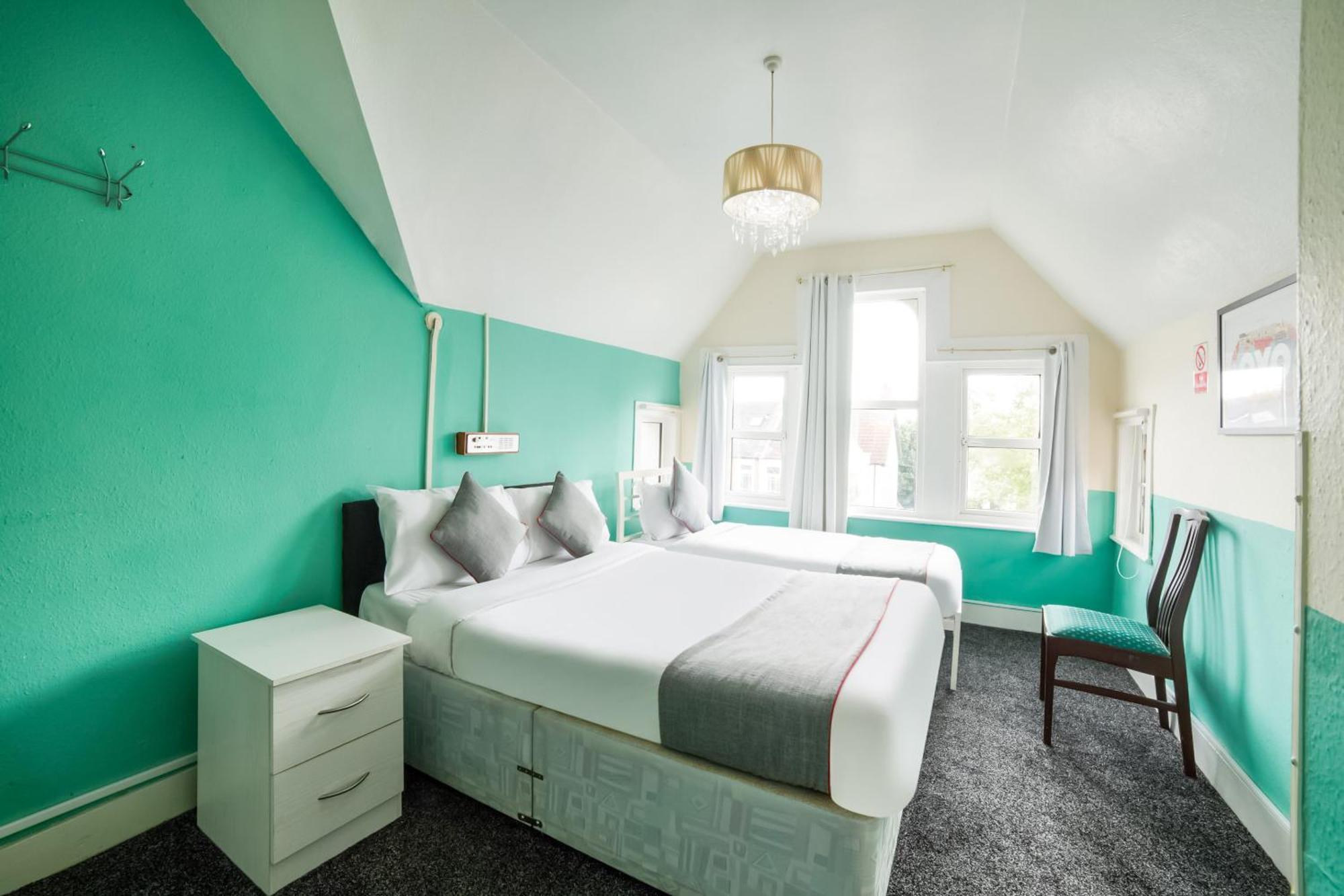 Oyo Devine 3* Southend-on-Sea
